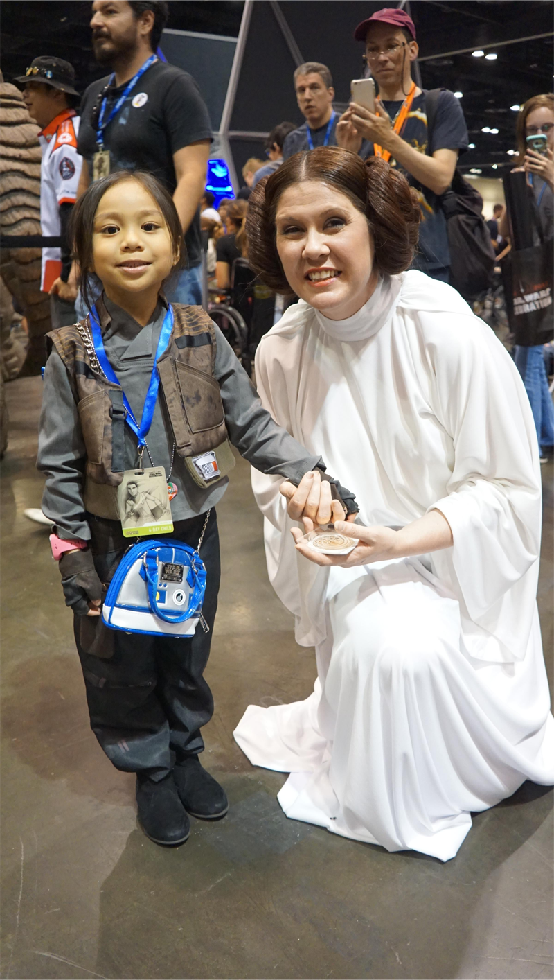 Illustration for article titled This Adorable Jyn Erso Cosplayer Spent Star Wars Celebration Handing Out the Death Star Plans to Every Princess Leia